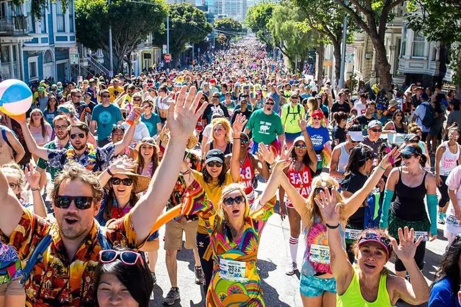 Läufer nehmen am Bay to Breakers in San Francisco teil.