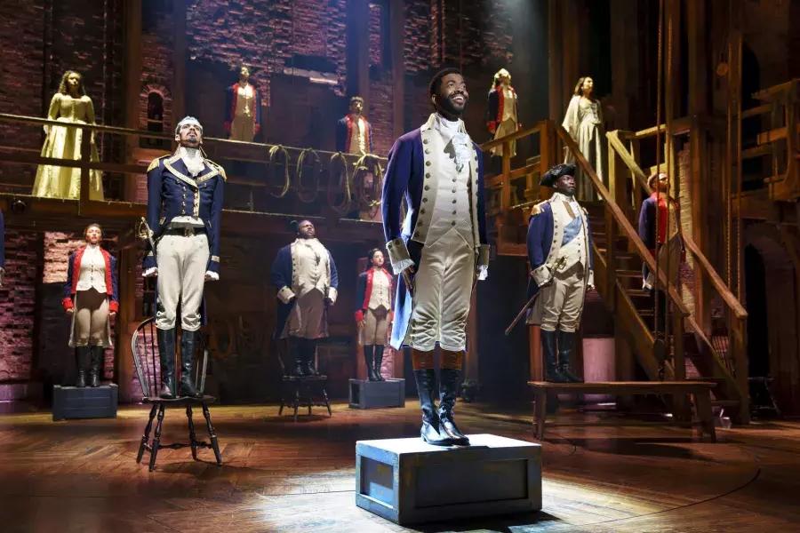 O elenco da turnê nacional de "Hamilton" se apresenta no palco do Orpheum Theatre de São Francisco.